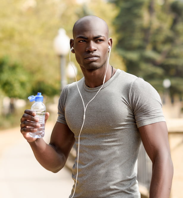 man drinking water during workout