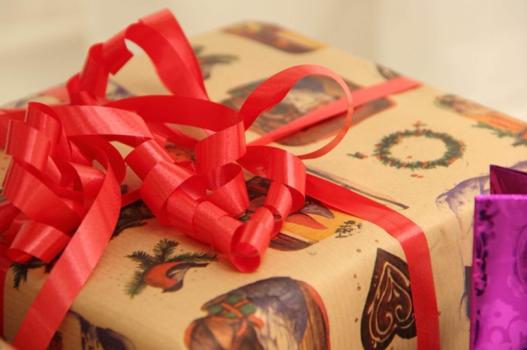 Five tips on giving the gift of cosmetic surgery this holiday Blog Post Featured Image
