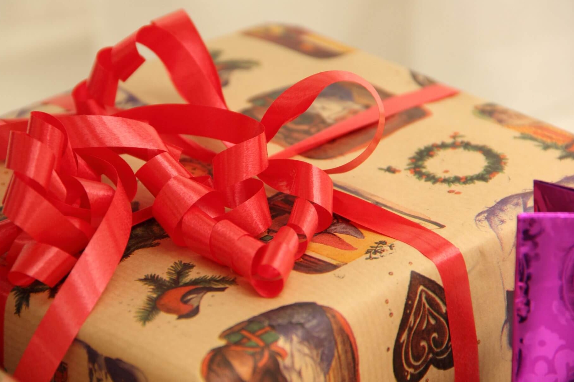 Five tips on giving the gift of cosmetic surgery this holiday Blog Post Featured Image
